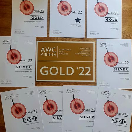 Bild enthält, Advertisement, Poster, Business Card, Paper, Text