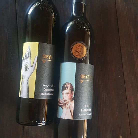 Bild enthält, Bottle, Alcohol, Beverage, Liquor, Wine, Wine Bottle, Person, Beer, Face, Head