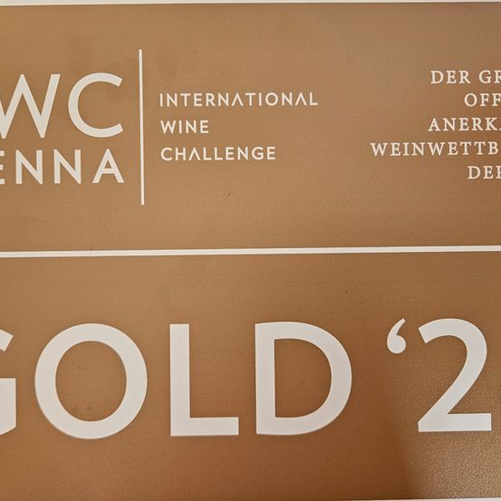 Bild enthält, Text, Symbol, Number, Advertisement