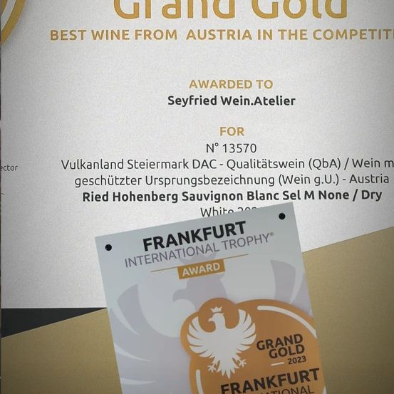 Bild enthält, Advertisement, Poster, Business Card, Paper, Text