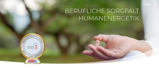 Eine Hand, die ein kleines Objekt mit einem Logo darauf hält, vor einem verschwommenen grünen Hintergrund mit den Worten 'BERUFLICHE SORGF HUMANENERG' prominent angezeigt.