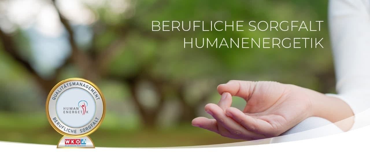 Eine Hand, die ein kleines Objekt mit einem Logo darauf hält, vor einem verschwommenen grünen Hintergrund mit den Worten 'BERUFLICHE SORGF HUMANENERG' prominent angezeigt.