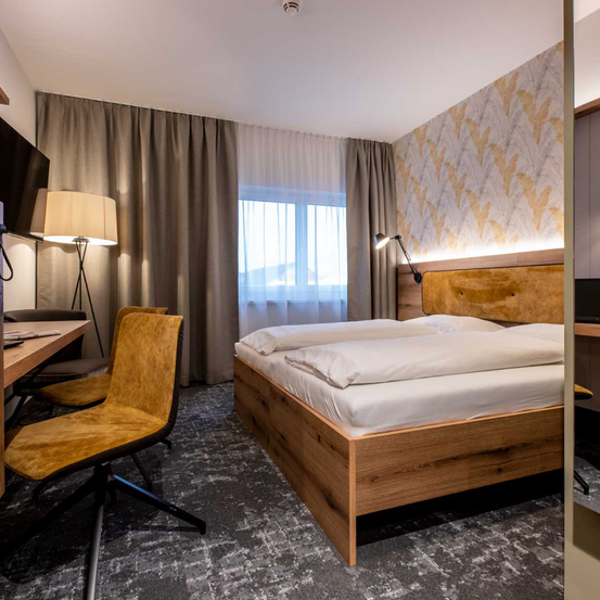 Bild enthält, Indoors, Interior Design, Wood, Home Decor, Furniture, Bed, Bedroom, Lamp, Wood Panels, Hardwood