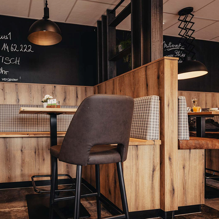 Bild enthält, Indoors, Interior Design, Cafe, Restaurant, Wood, Chair, Furniture
