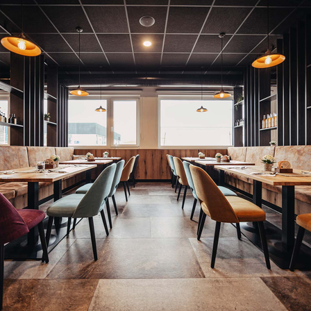 Bild enthält, Furniture, Indoors, Lounge, Restaurant, Floor, Dining Table, Dining Room, Interior Design