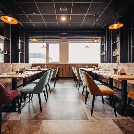 Bild enthält, Furniture, Indoors, Lounge, Restaurant, Floor, Dining Table, Dining Room, Interior Design