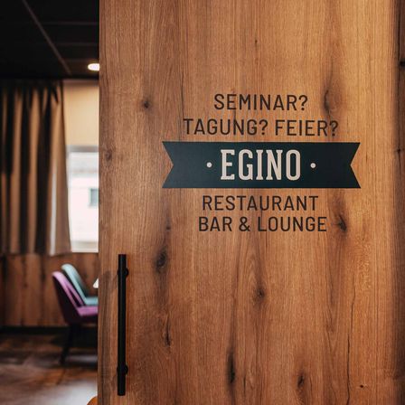 Bild enthält, Indoors, Interior Design, Wood, Hardwood, Stained Wood