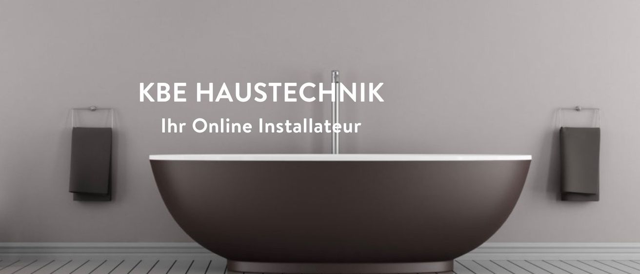 Ein Badezimmer mit Badewanne, grauen Wänden und zwei Lampen darüber. Die Worte 'BE HAUSTECHNIK Ihr Online Installateur' sind prominent angezeigt.