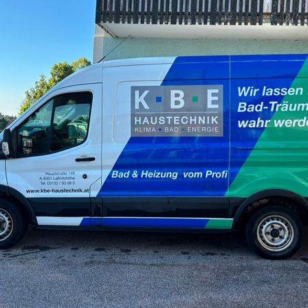 Ein weißer Van mit blauen und grünen Streifen, Werbung für KBE Haustechnik, spezialisiert auf Bad, Klima und Energie.