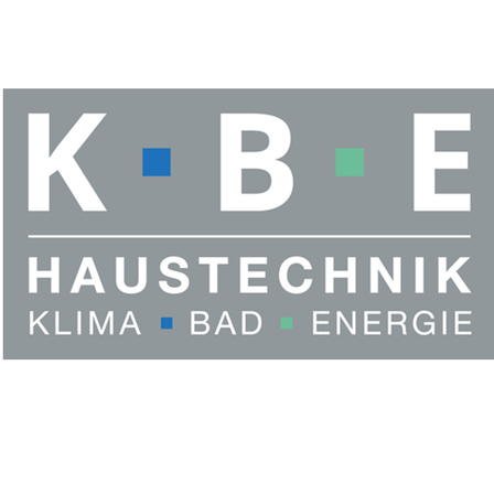 Das Logo für KBE Haustechnik Klima Bad Energie ist dargestellt. Es zeigt die Buchstaben KBE in einem blauen, weißen und grünen Quadratdesign. Darunter stehen die Worte Haustechnik Klima Bad Energie.