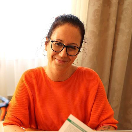 Bild enthält, Adult, Male, Man, Person, Head, Advertisement, Face, Conversation, Glasses, Interview