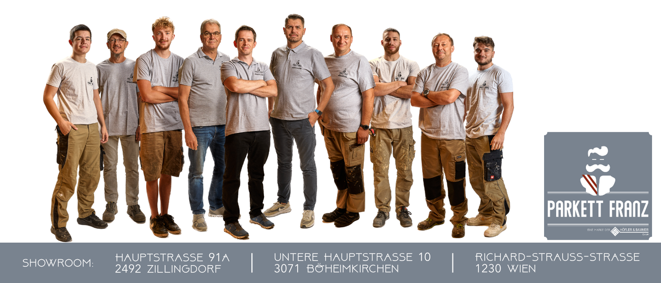 Gruppenfoto von Männern in grauen Shirts, in zwei Reihen stehend, eine mit verschränkten Armen. Standortdetails unten links und rechts.