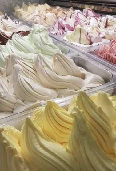 Bild enthält, Cream, Dessert, Food, Ice Cream, Icing, Soft Serve Ice Cream, Frozen Yogurt, Bride, Person, Woman