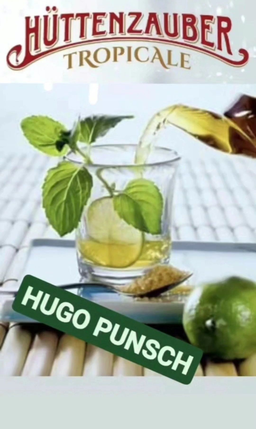 Ein Getränk mit Minzblättern und Limette wird in ein Glas gegossen. Ein Löffel mit Zucker steht neben dem Glas. Die Worte 'HUGO PUN' sind auf einem grünen Banner geschrieben.