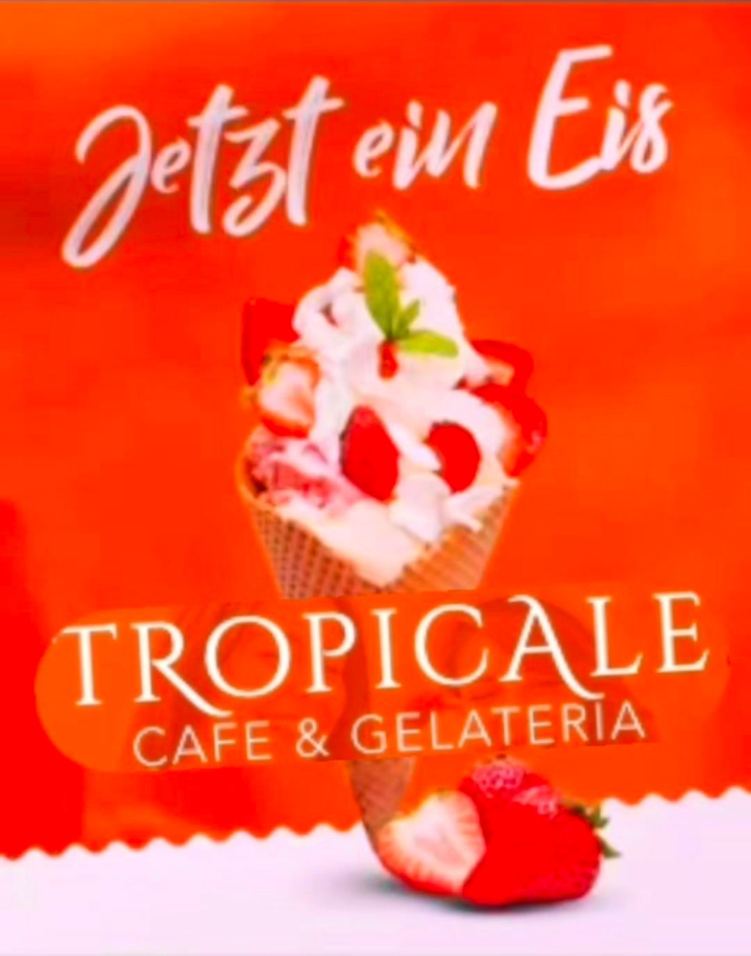 Ein Plakat für Tropicale Cafe & Gelateria mit einem Eisbecher aus Erdbeereis mit Schlagsahne und einer Minzblatt oben.