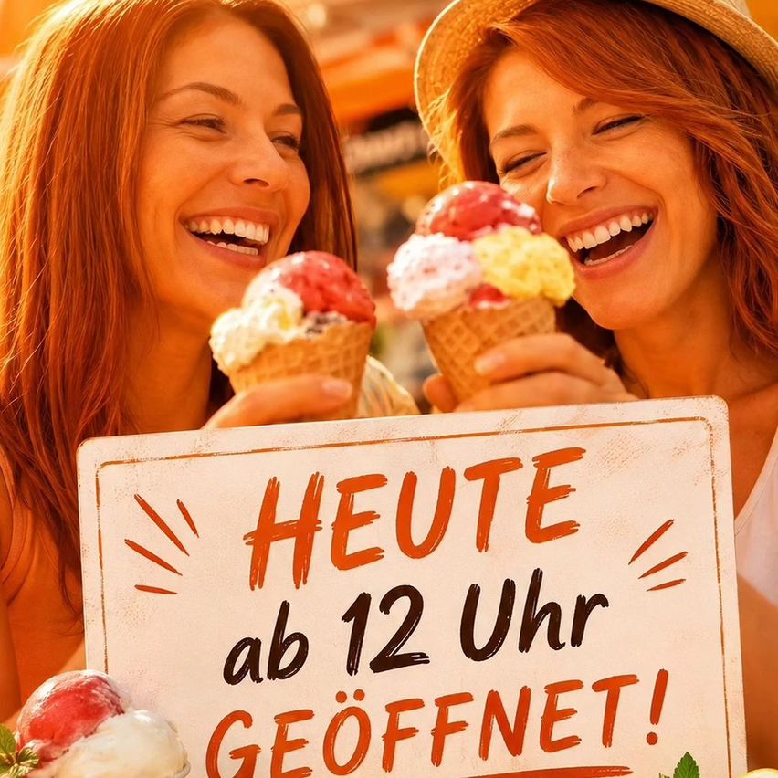 Zwei Frauen mit roten Haaren lächeln und halten Eisbecher mit einem Schild, auf dem Heute ab 12 Uhr Geöffnet! steht.
