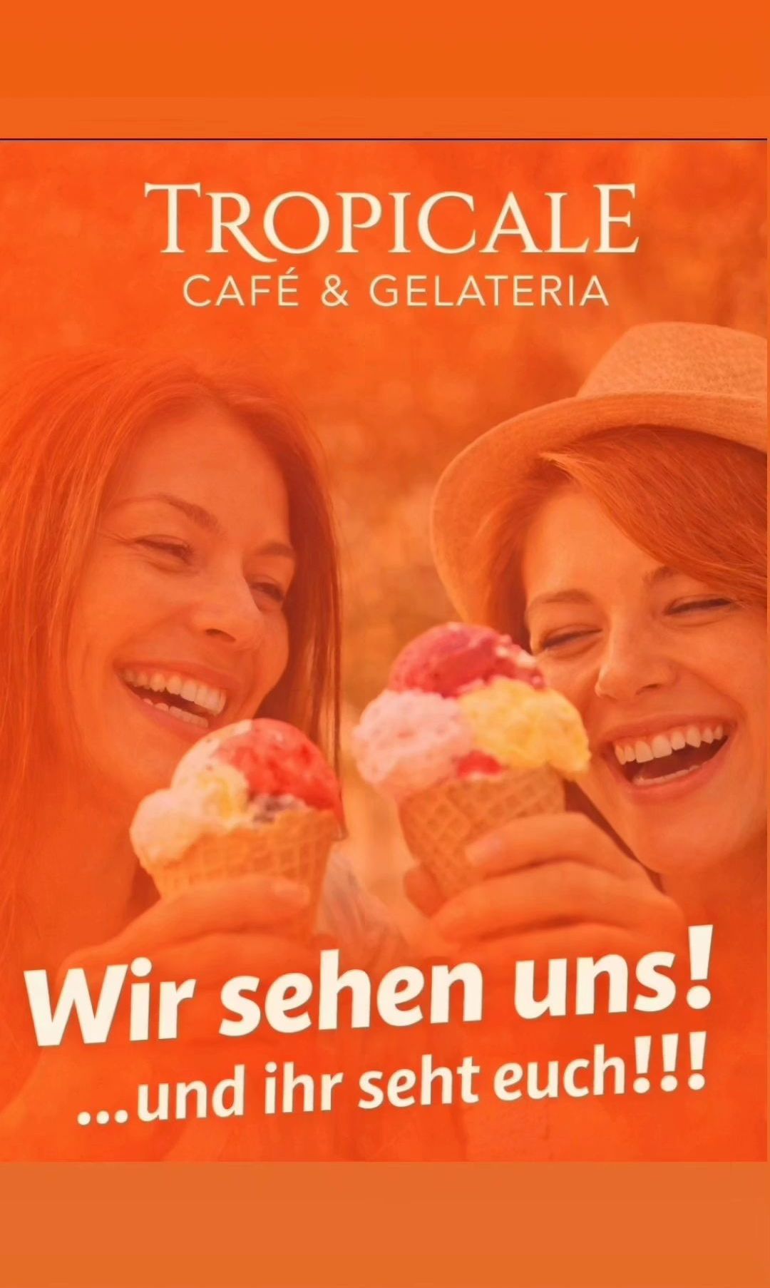 Zwei Frauen mit roten Haaren halten Eisbecher und lächeln. Der Text 'Cafe & Gelateria' und 'Wir sehen uns!' ist im Bild.
