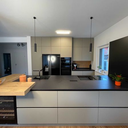 Bild enthält, Indoors, Interior Design, Kitchen, Cooktop, Home Decor, Refrigerator, Monitor, Furniture