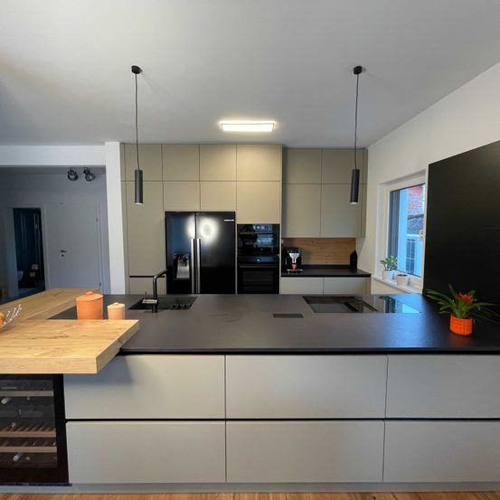 Bild enthält, Indoors, Interior Design, Kitchen, Cooktop, Home Decor, Refrigerator, Monitor, Furniture