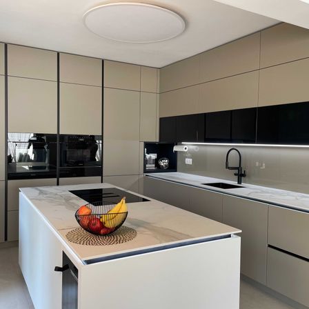 Bild enthält, Indoors, Kitchen, Interior Design, Sink, Sink Faucet, Home Decor, Kitchen Island