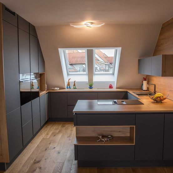 Bild enthält, Indoors, Interior Design, Kitchen, Sink, Sink Faucet, Wood, Stained Wood, Floor