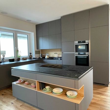 Bild enthält, Indoors, Interior Design, Kitchen, Kitchen Island, Floor, Microwave