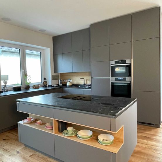 Bild enthält, Indoors, Interior Design, Kitchen, Kitchen Island, Floor, Microwave