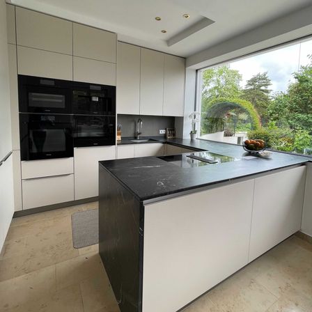 Bild enthält, Indoors, Interior Design, Kitchen, Floor, Kitchen Island