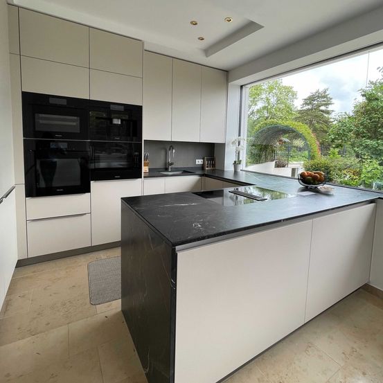 Bild enthält, Indoors, Interior Design, Kitchen, Floor, Kitchen Island