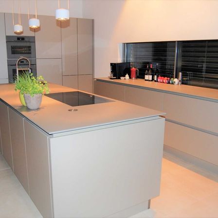 Bild enthält, Indoors, Kitchen, Kitchen Island, Interior Design, Floor