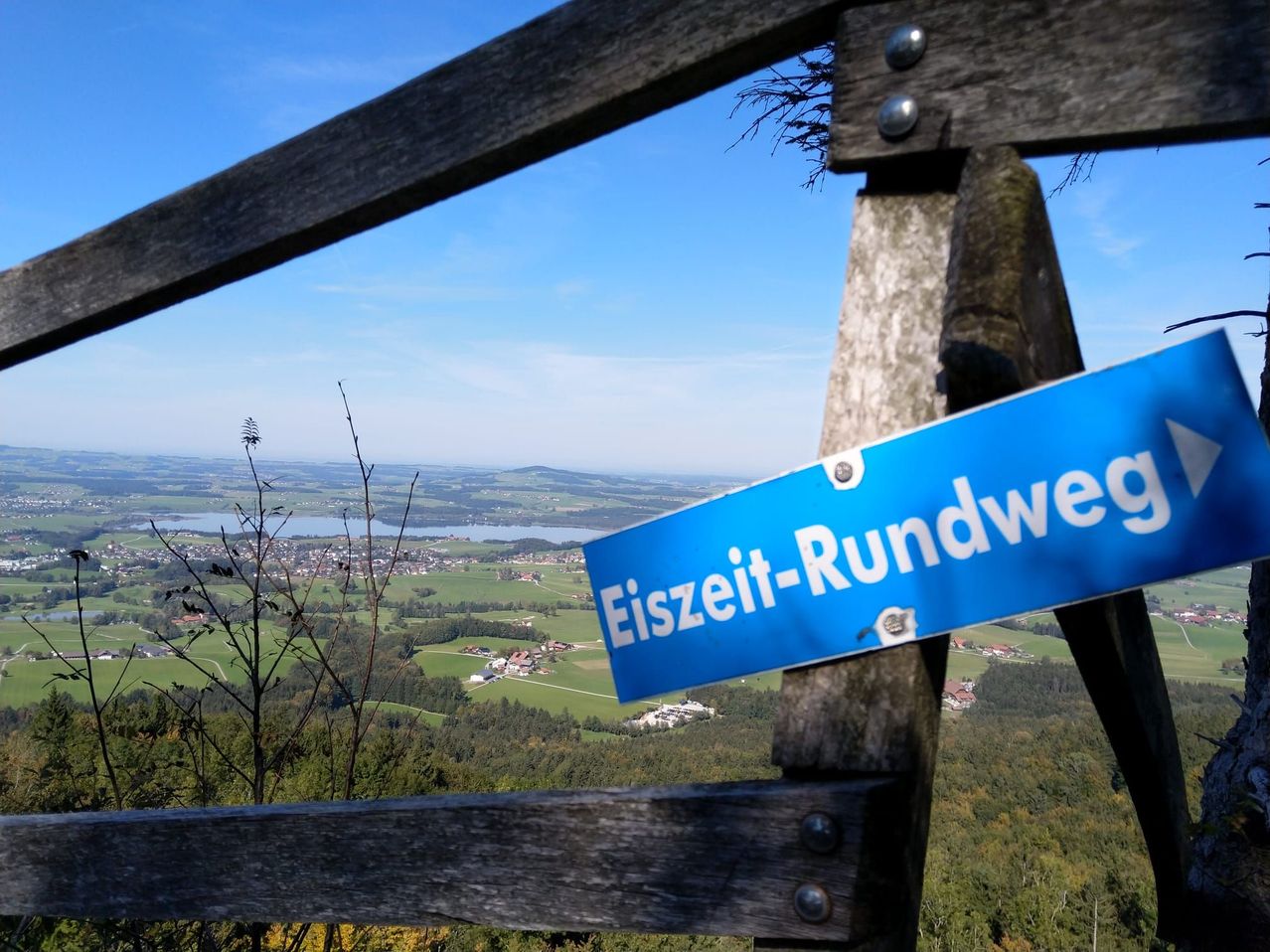 Bild enthält, Sign, Symbol, Nature, Outdoors, Sky, Landscape, Scenery, Grass, Tree, Cloud