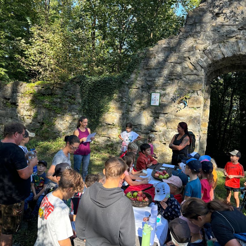 Bild enthält, Adult, Female, Person, Woman, Flower Bouquet, Tree, Dress, Boy, Child, Male