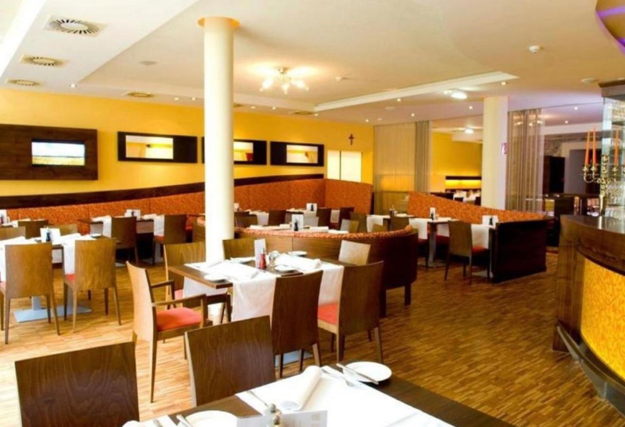 Bild enthält, Indoors, Restaurant, Cafeteria, Chair, Furniture, Dining Table, Table, Building, Dining Room, Lounge