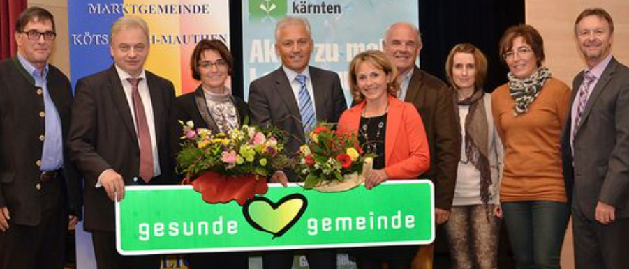 Bild enthält, Flower, Flower Arrangement, People, Person, Flower Bouquet, Potted Plant, Coat, Jacket, Adult, Man