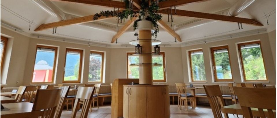 Bild enthält, Appliance, Ceiling Fan, Device, Electrical Device, Wood, Indoors, Interior Design, Table, Dining Table, Restaurant