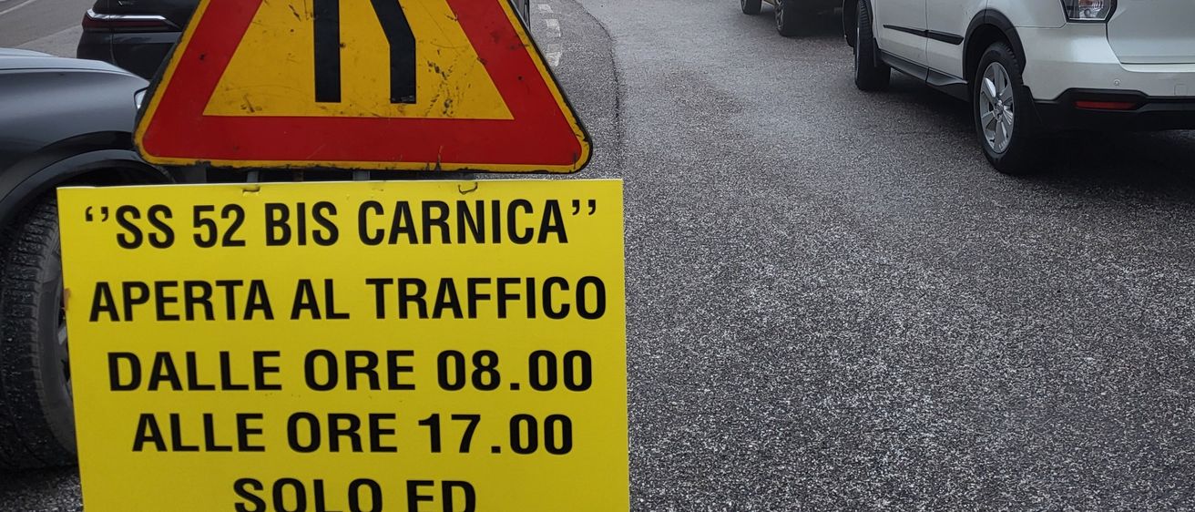 Bild enthält, License Plate, Vehicle, Road, Car, Sign, Symbol, Wheel, Person, Road Sign, Tarmac