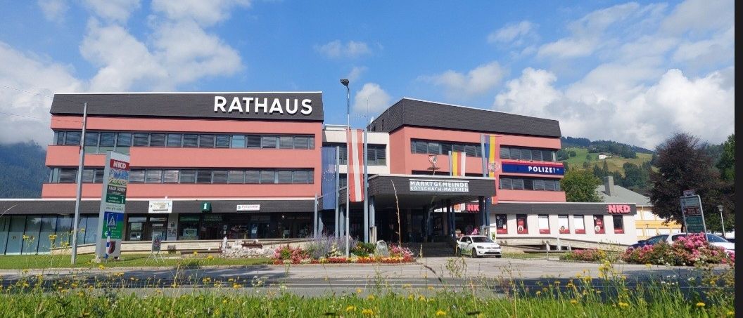 Bild enthält, Architecture, Building, Office Building, Car, Convention Center, Terminal, Airport, City, Grass, Outdoors