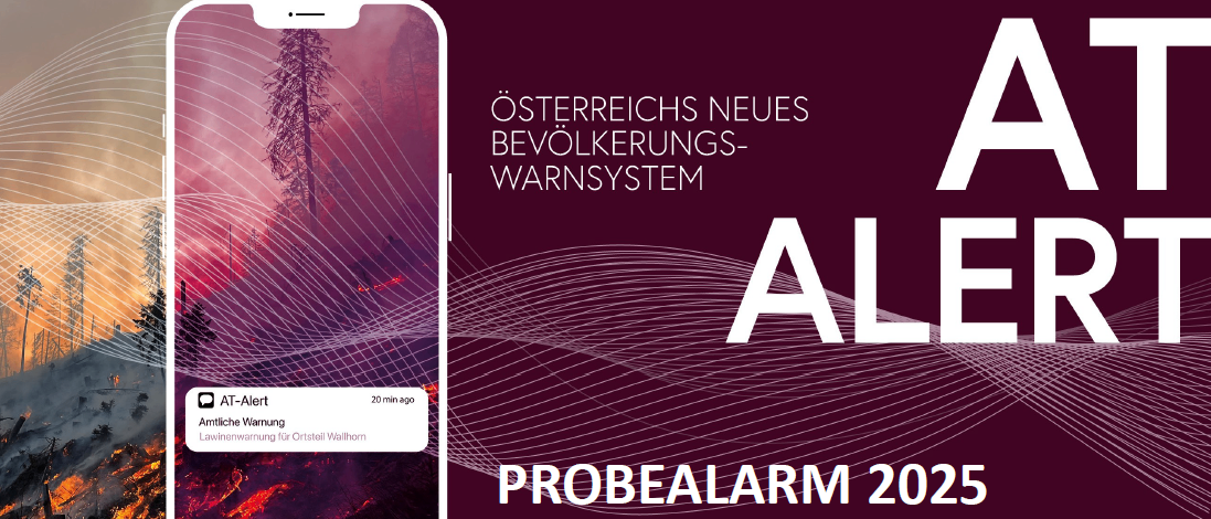 Ein Werbebanner für Österreichs neues Bevölkerungswarnsystem zeigt ein Bild eines Waldbrandes und den Text 'Probealarm 2025'. Eine AT-Warnung über eine Feuerwarnung wird auf einem Smartphone angezeigt.