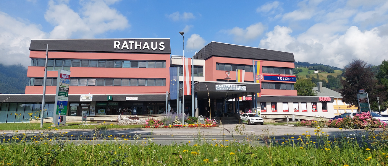 Bild enthält, Architecture, Building, Office Building, Car, Transportation, Vehicle, College, Campus