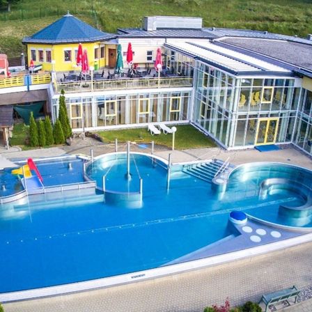 Bild enthält, Pool, Water, Swimming Pool, Outdoors, Architecture, Building, Hotel, Aerial View, Resort, Person