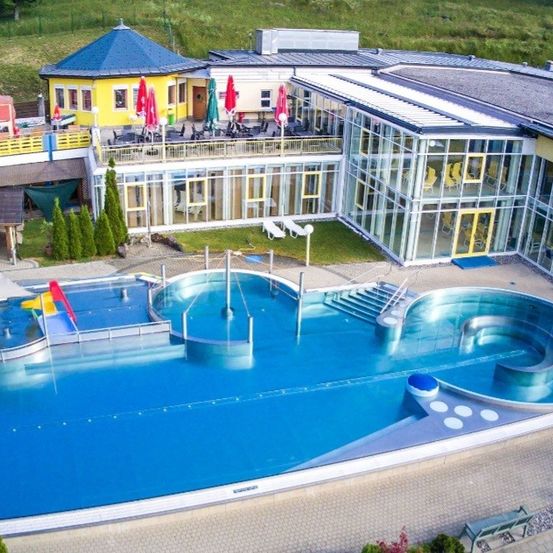 Bild enthält, Pool, Water, Swimming Pool, Outdoors, Architecture, Building, Hotel, Aerial View, Resort, Person