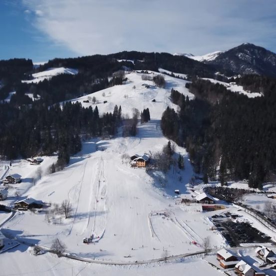 Bild enthält, Outdoors, Nature, Snow, Architecture, Building, Transportation, Vehicle