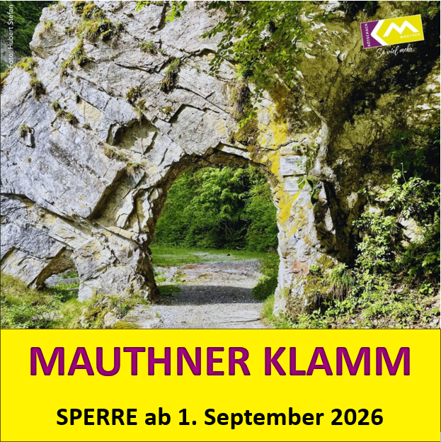 Ein steinerner Bogen mit Moos und Grünpflanzen, der zu einem Grasweg führt. Der Text 'MAUTHNER KLAMM SPERR ab 1. September 2026' ist auf einem gelben Hintergrund angezeigt.