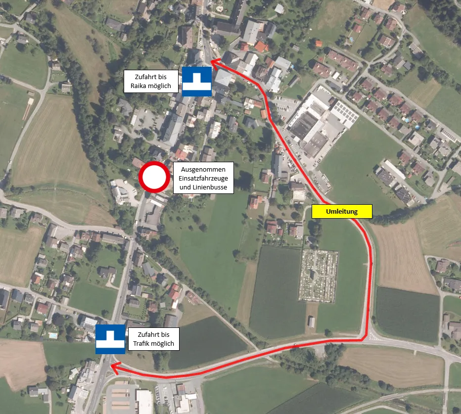 Eine Luftaufnahme einer Stadt mit einer roten Linie, die eine Route anzeigt. Die Route beginnt auf der linken Seite, verläuft durch die Mitte und endet auf der rechten Seite. Es gibt mehrere Gebäude, Häuser und Bäume in der Umgebung.