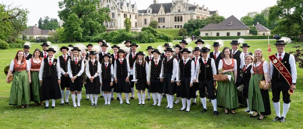 Bild enthält, Architecture, Building, College, Person, Clothing, Skirt, Shorts, Groupshot