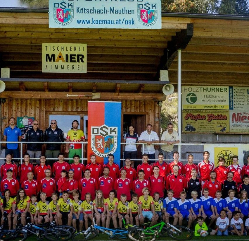 Bild enthält, People, Person, Architecture, Building, Outdoors, Shelter, Team, Bicycle, Transportation, Vehicle