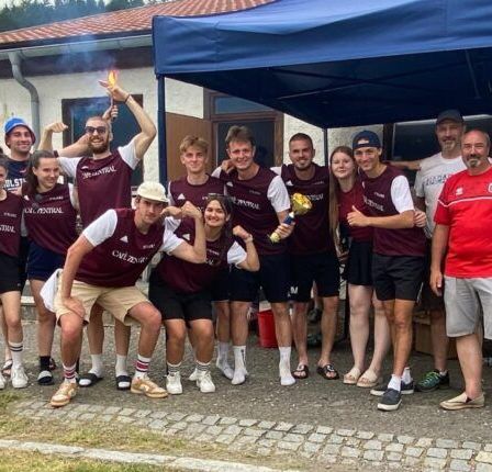 Bild enthält, People, Person, Shorts, Skirt, Adult, Male, Man, Boy, Teen, Groupshot