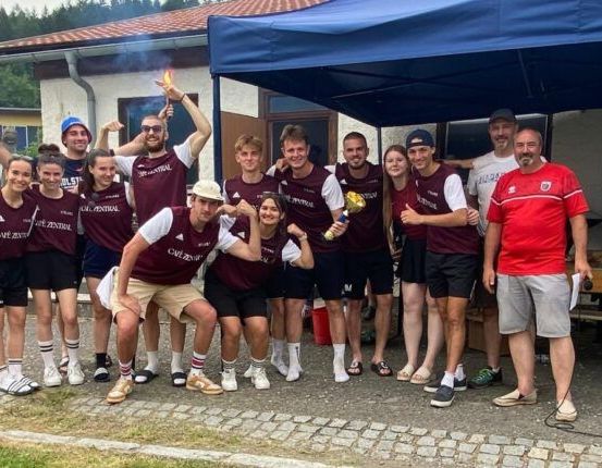 Bild enthält, People, Person, Shorts, Skirt, Adult, Male, Man, Boy, Teen, Groupshot