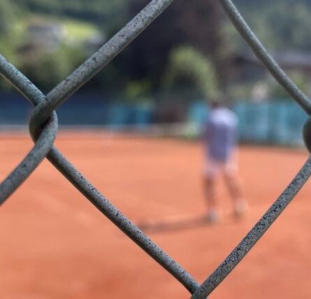 Bild enthält, Fence, People, Person, Ball, Sport, Tennis, Tennis Ball