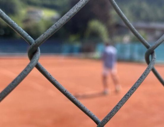 Bild enthält, Fence, People, Person, Ball, Sport, Tennis, Tennis Ball